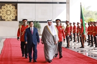 Kuwaiti Prime Minister hosts welcome ceremony for Vietnamese counterpart